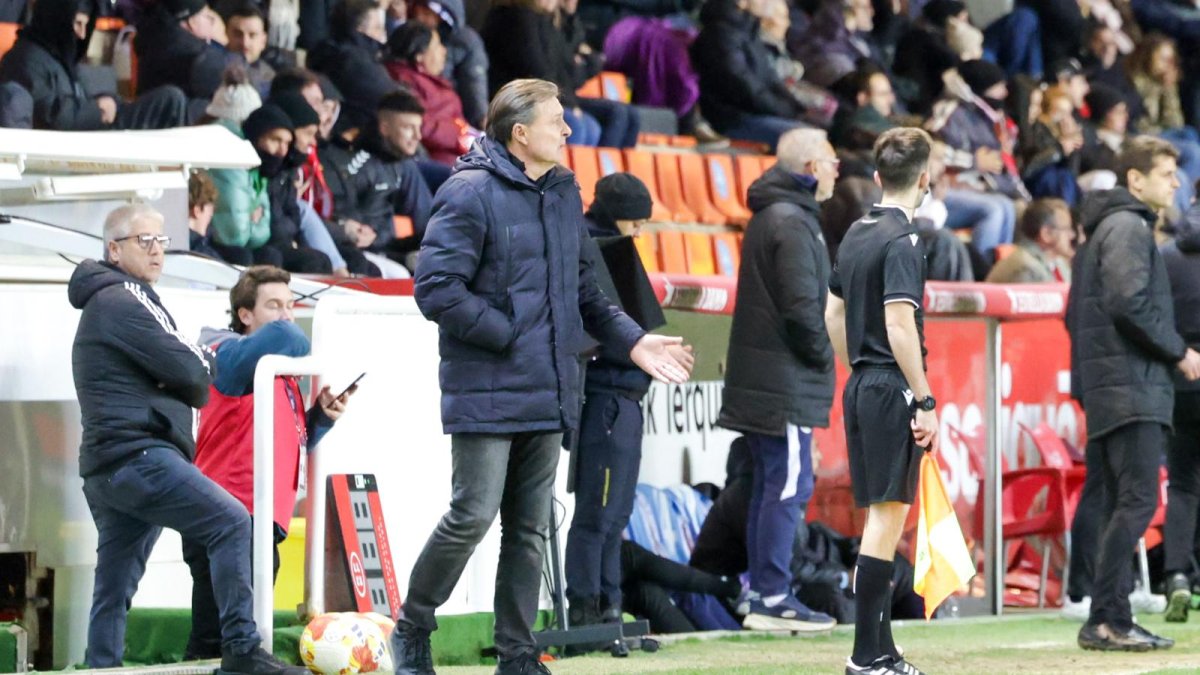 Parralo en la banda del Nou Estadi ante el Ibiza.