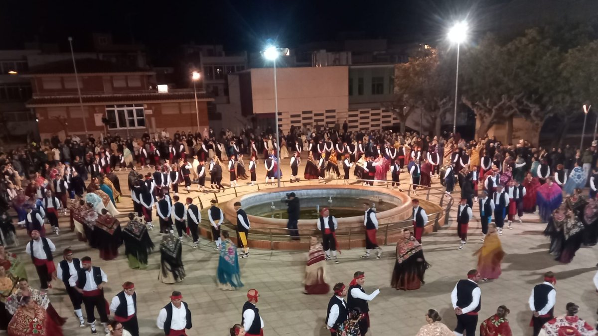 Interpretació del Ball de Sant Antoni ahir a la plaça Lluís Companys d'Alcanar.