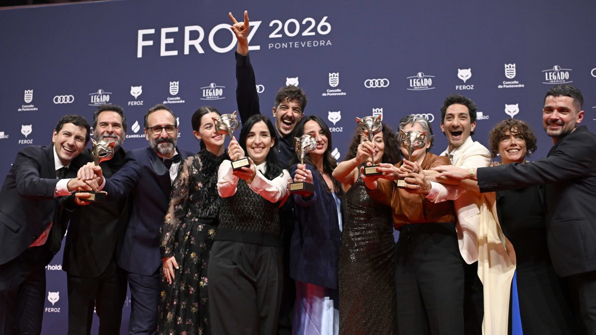 La realizadora Alauda Ruiz de Azua acompañada por el equipo de la película ´Los Domingos´ posan con los premios recibidos durante la gala de entrega de los Premios Feroz 2026