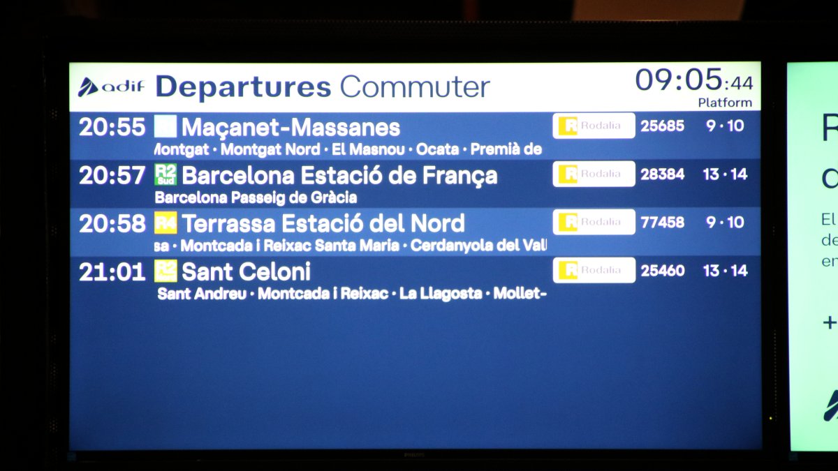 Pantalla en la estación de Sants, en Barcelona