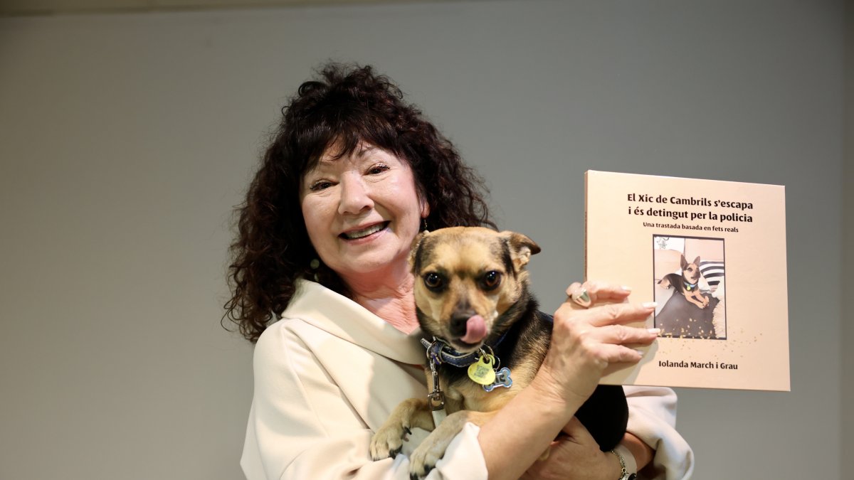La autora Iolanda March, con el perro Xic y el libro.
