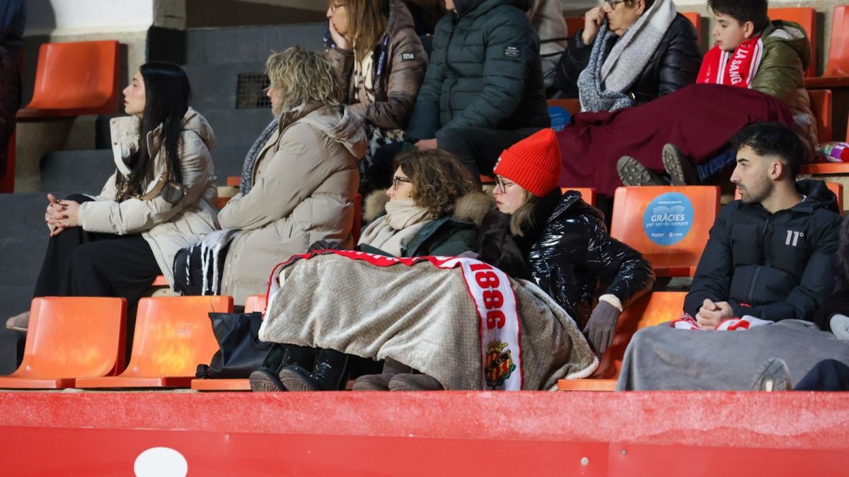 Las mantas estuvieron presentes en la grada del Nou Estadi Costa Daurada.