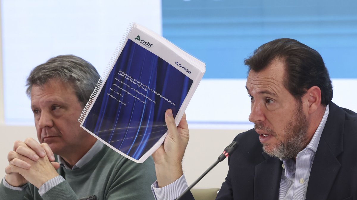 El ministro de Transportes, Óscar Puente (d), este pasado viernes durante una rueda de prensa en Madrid.