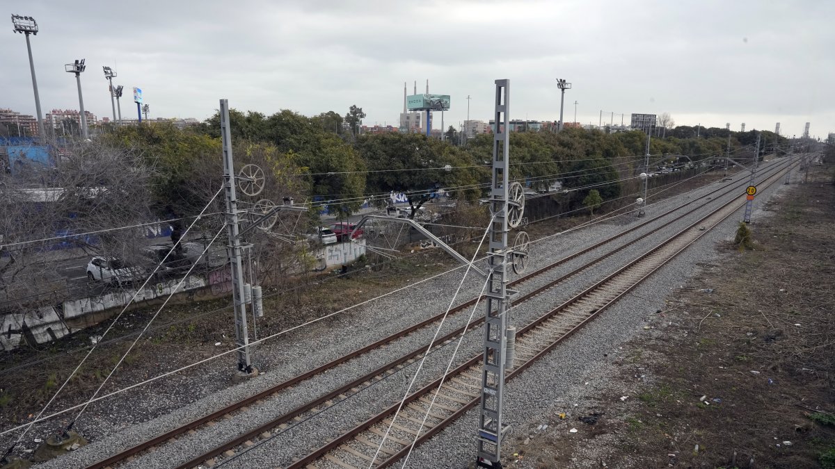 Aspecto de las vías vacías a la altura de Sant Adrià de Besòs.