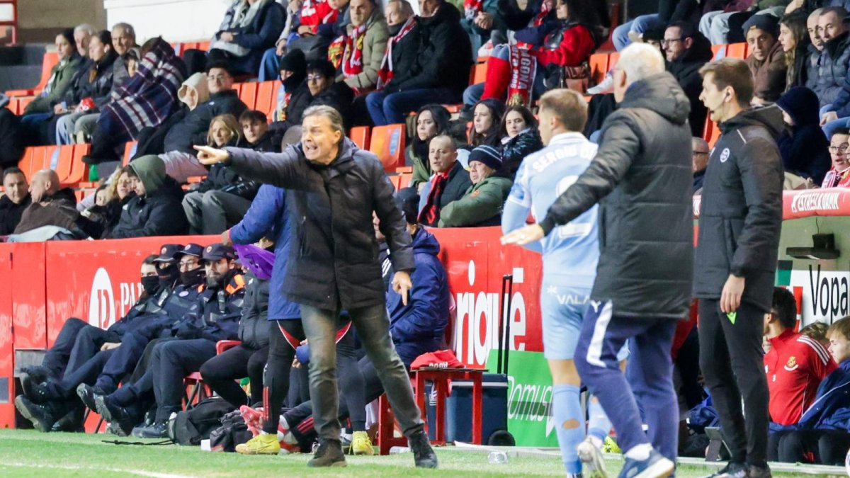 Parralo da instrucciones en la banda del Nou Estadi Costa Daurada.