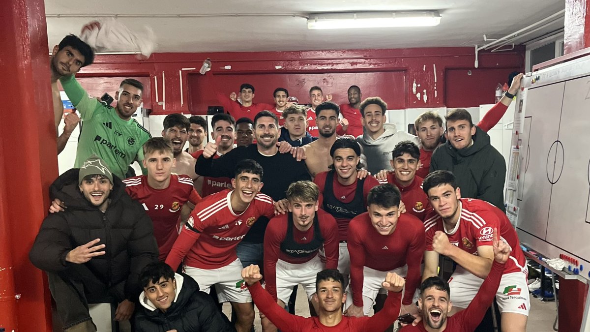 Los jugadores del primer equipo del Nàstic celebran el triunfo ante el Ibiza.