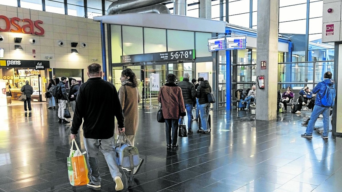 El vestíbulo de la estación de Camp de Tarragona este domingo por la tarde.