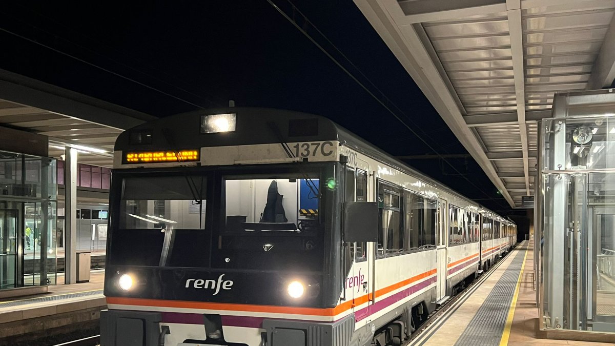 Un tren sale de la estación de Reus en dirección Barcelona