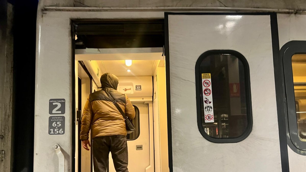 Un usuario se sube a un tren en un servicio ferroviario inestable