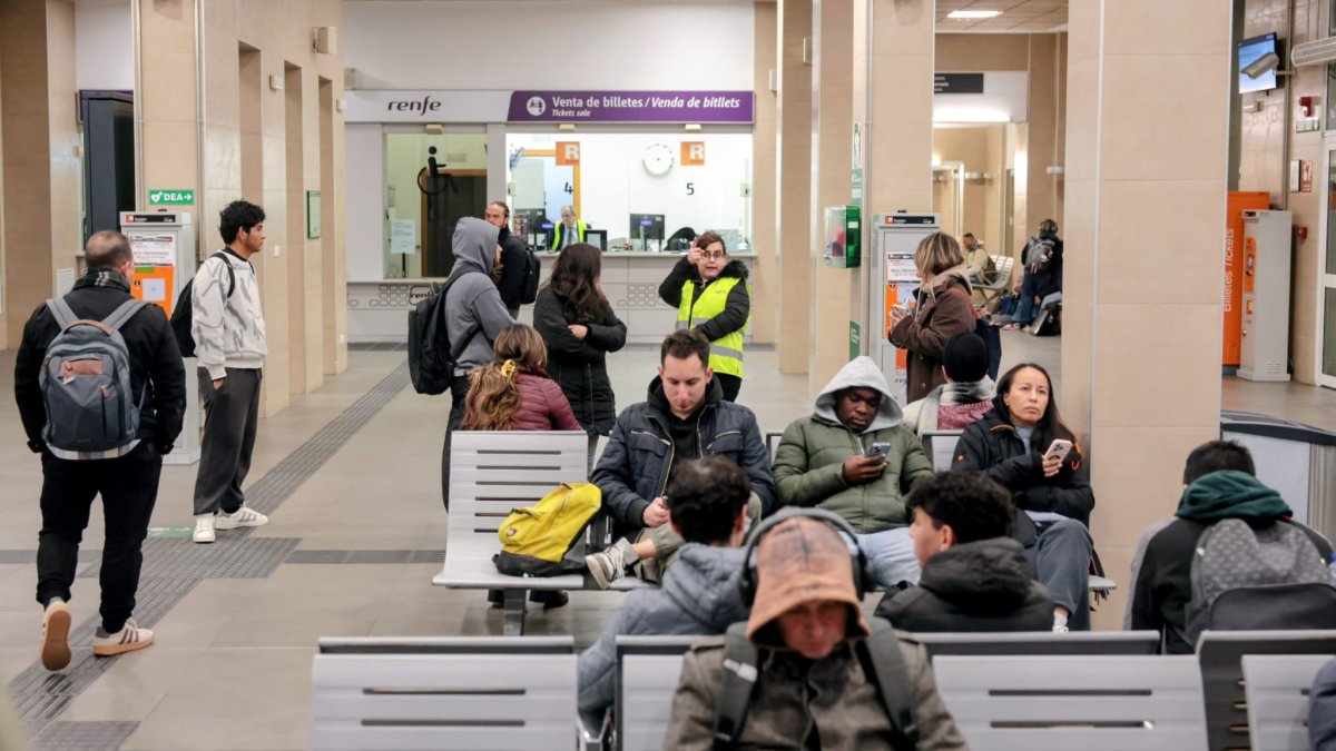 Usuarios esperan en la estación de tren de Tarragona