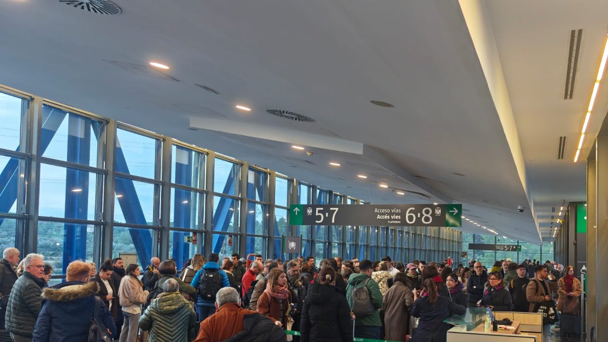 Imagen del acceso a los andenes de la estación del Camp de Tarragona a las 8.30 horas de este lunes.