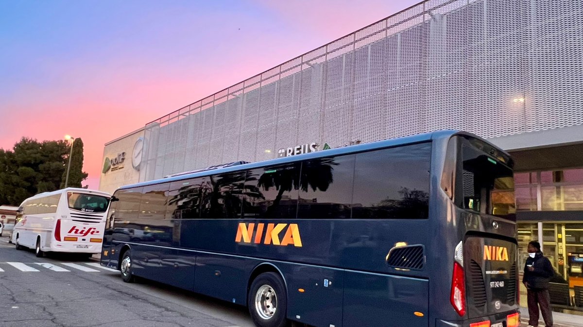 Dos autobuses esperan fuera de la estación de tren de Reus