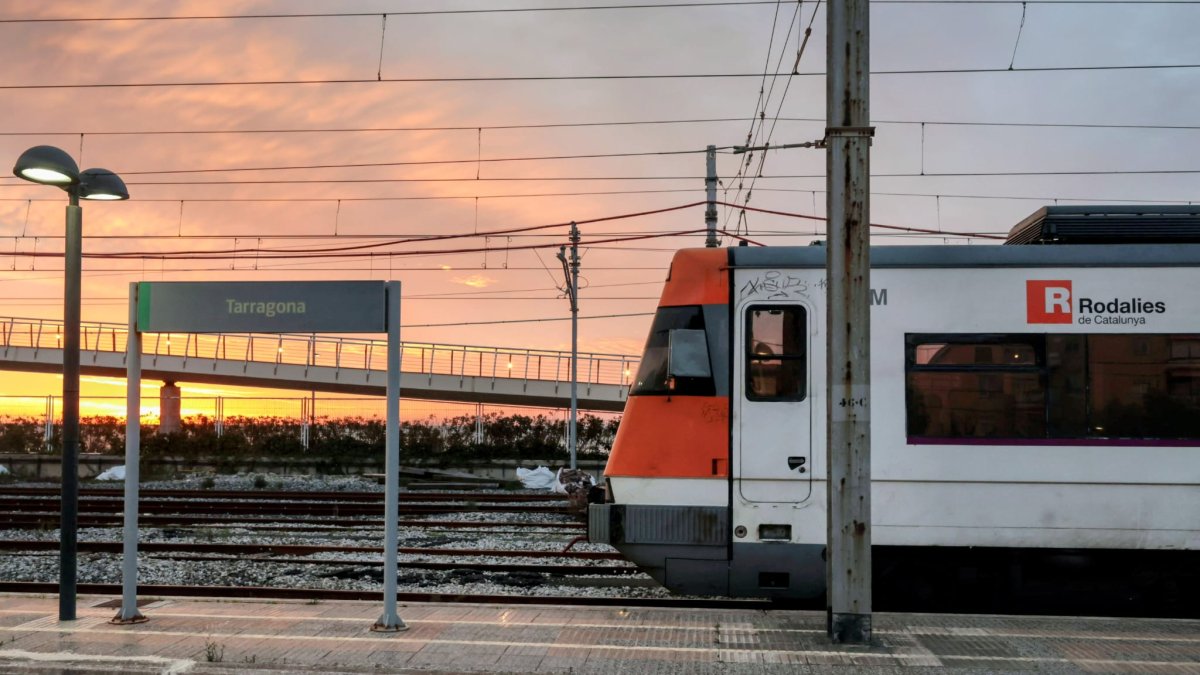 Trenes en la estación de Rodalies de Tarragona, este lunes por la mañana