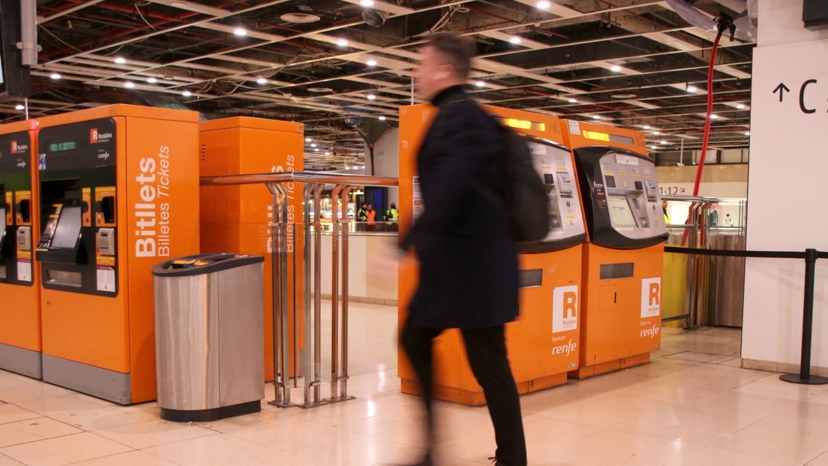 Usuario de Rodalies, en la estación de Sants.