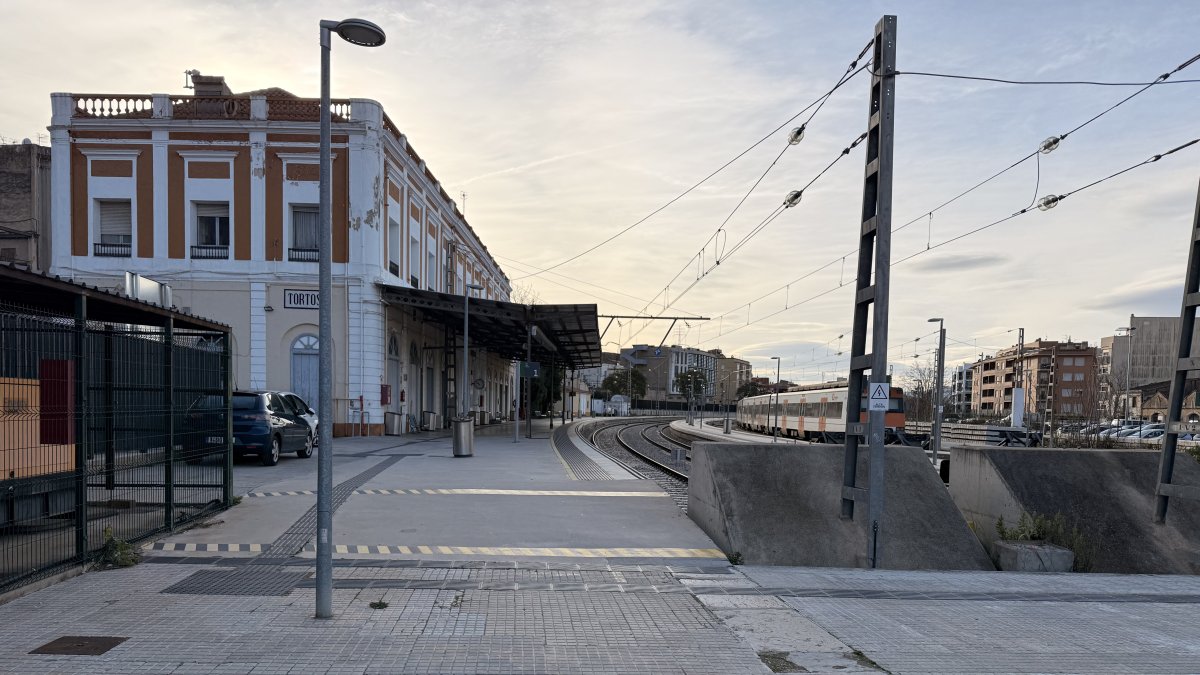La estación de Tortosa, con sólo un tren y vacía de usuarios, esta mañana de lunes