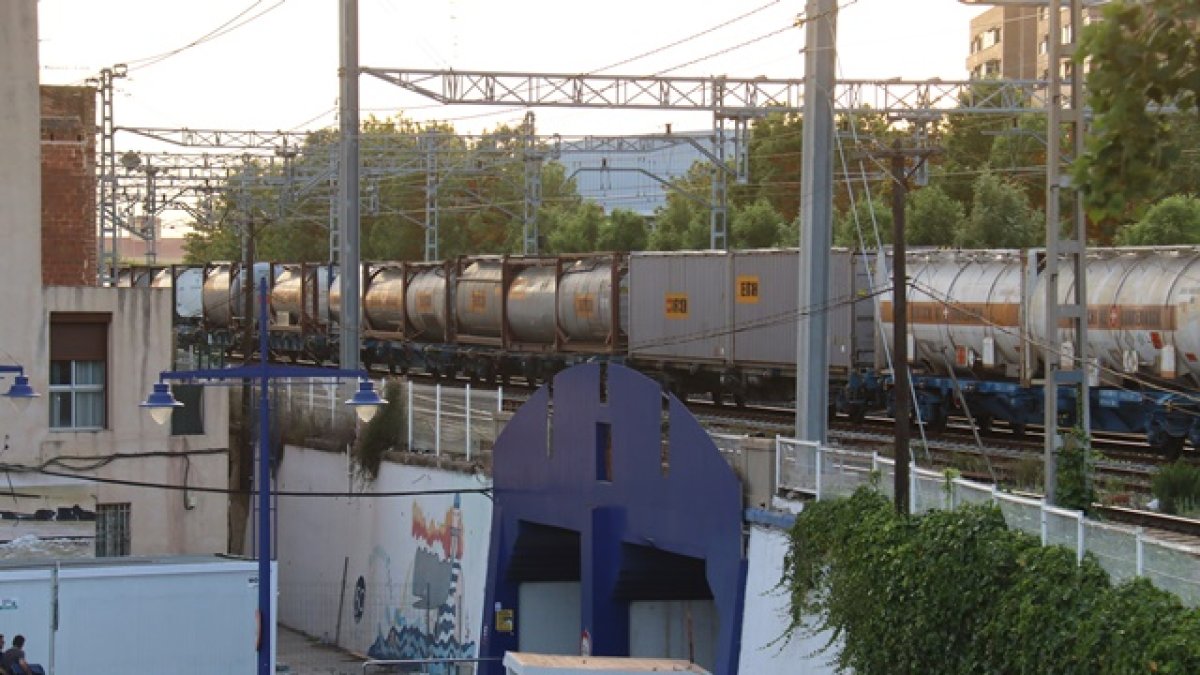 Tren de mercancías en el Serrallo