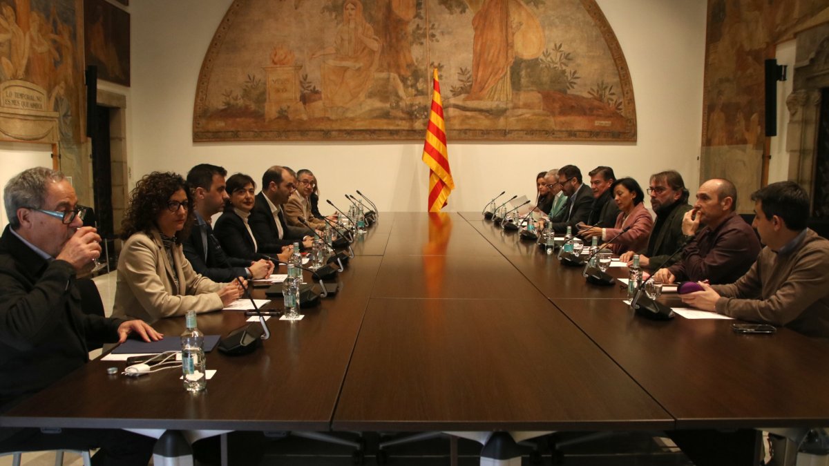 Reunión entre miembros del Govern y representantes de sindicatos para informar del caos en Rodalies