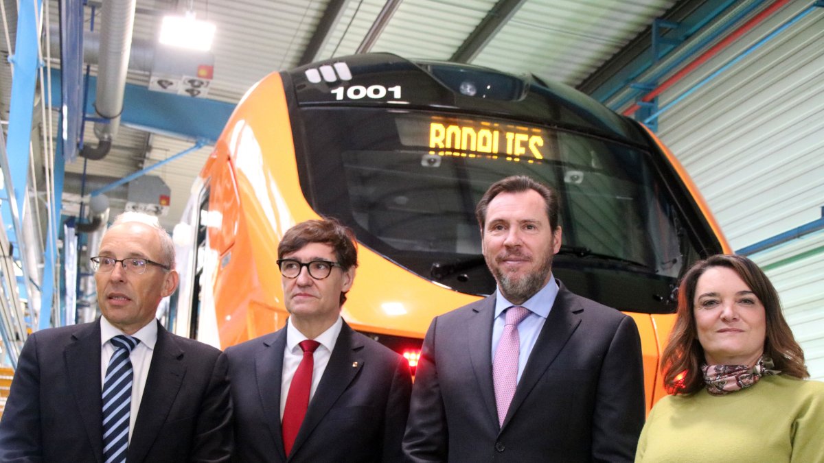 Leopoldo Maestu (i), Salvador Illa, Oscar Puente y Cristina Andériz(d) durante la presentación de los nuevos trenes de Rodalies fabricados en Alstom