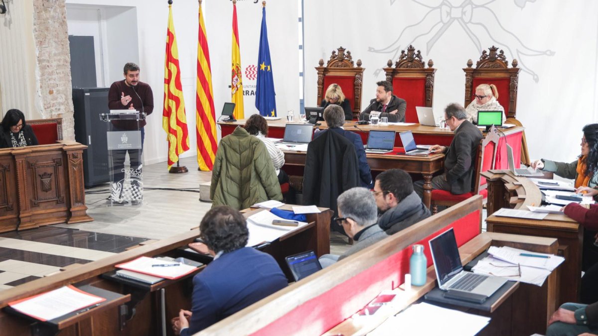 Imagen del pleno municipal de este lunes en la Plaça de la Font.