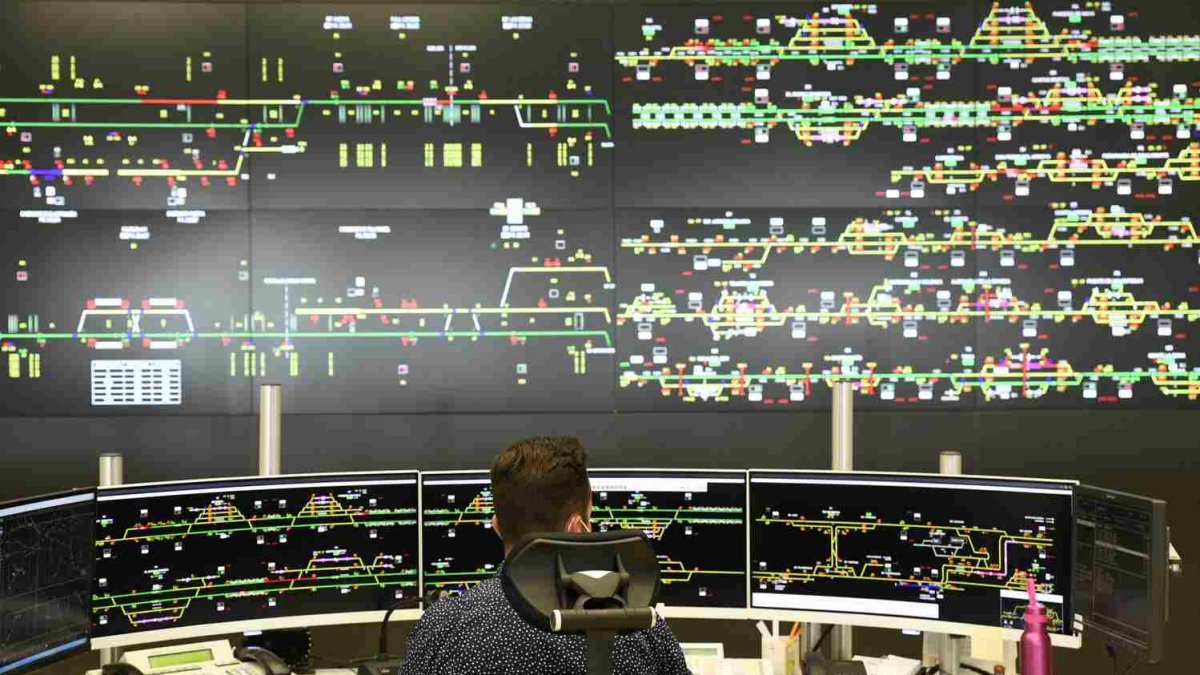Así es el centro de control de Adif.