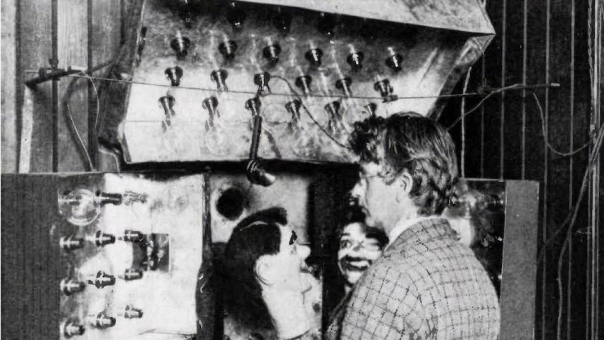 John Logie Baird usando cabezas de muñecos ventrílocuos para sus primeros ensayos del prototipo de la televisión