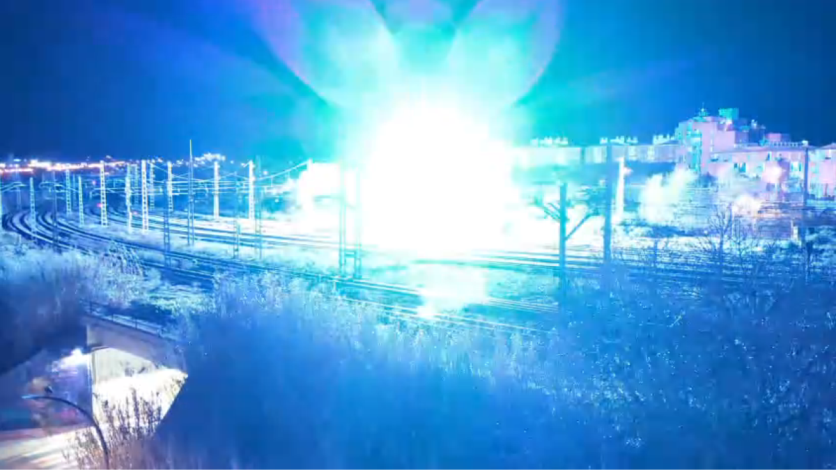 Imagen de una de las pequeñas 'explosiones' que se produjeron en la línea eléctrica del tren.