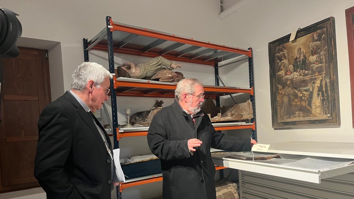 El arzobispo de Tarragona, Joan Planellas, y el delegado de Cultura del Arquebisbat de Tarragona, Andreu Muñoz, mostrando el nuevo repositorio.