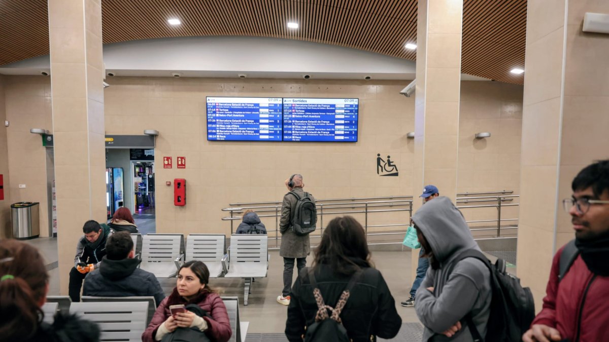 Usuarios esperan en la estación de tren de Tarragona