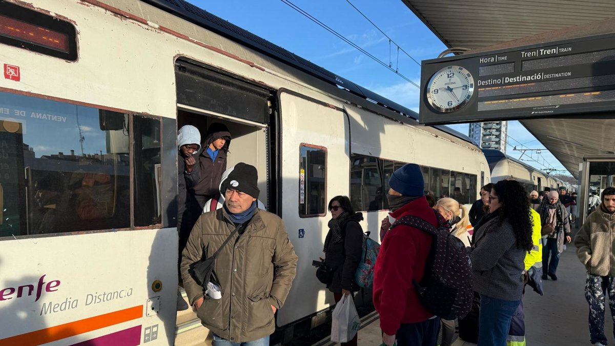 Usuarios en una estación de trenes.