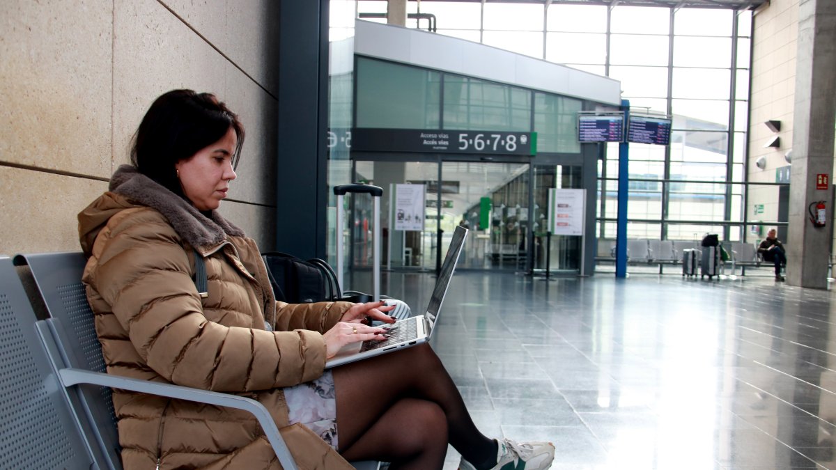 Una usuaria del AVE esperando su tren para ir a Barcelona en la estación del Camp de Tarragona