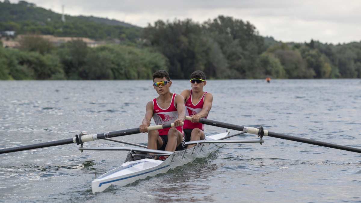 Remers practicant l’esport pel riu Ebre.