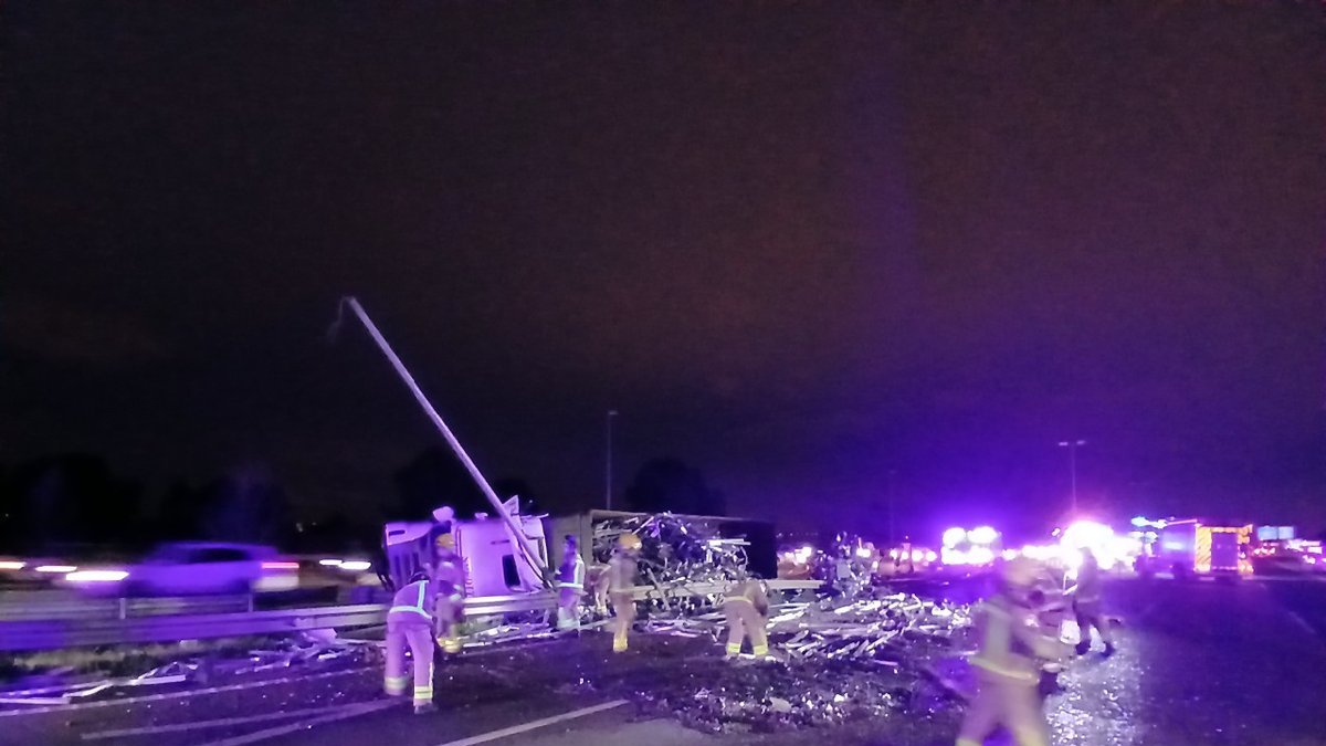 Imagen de los Bombers trabajando en el accidente del camión en la AP-7