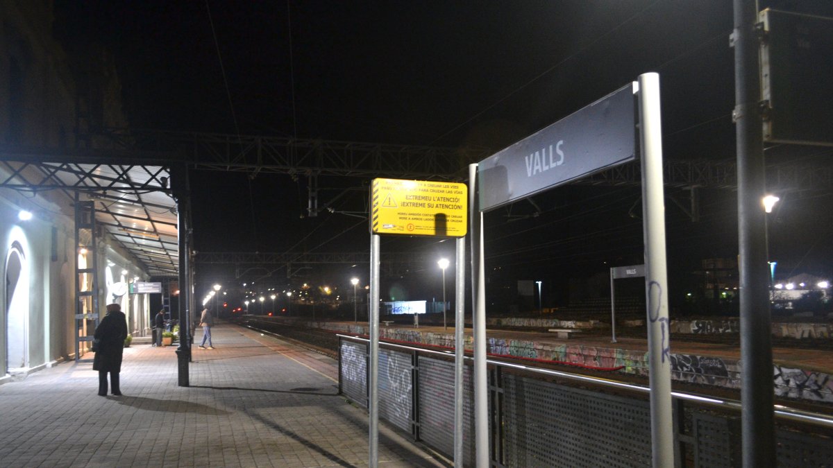 L'estació de tren de Valls aquest dimarts, 27 de gener, al matí, sense quasi usuaris.
