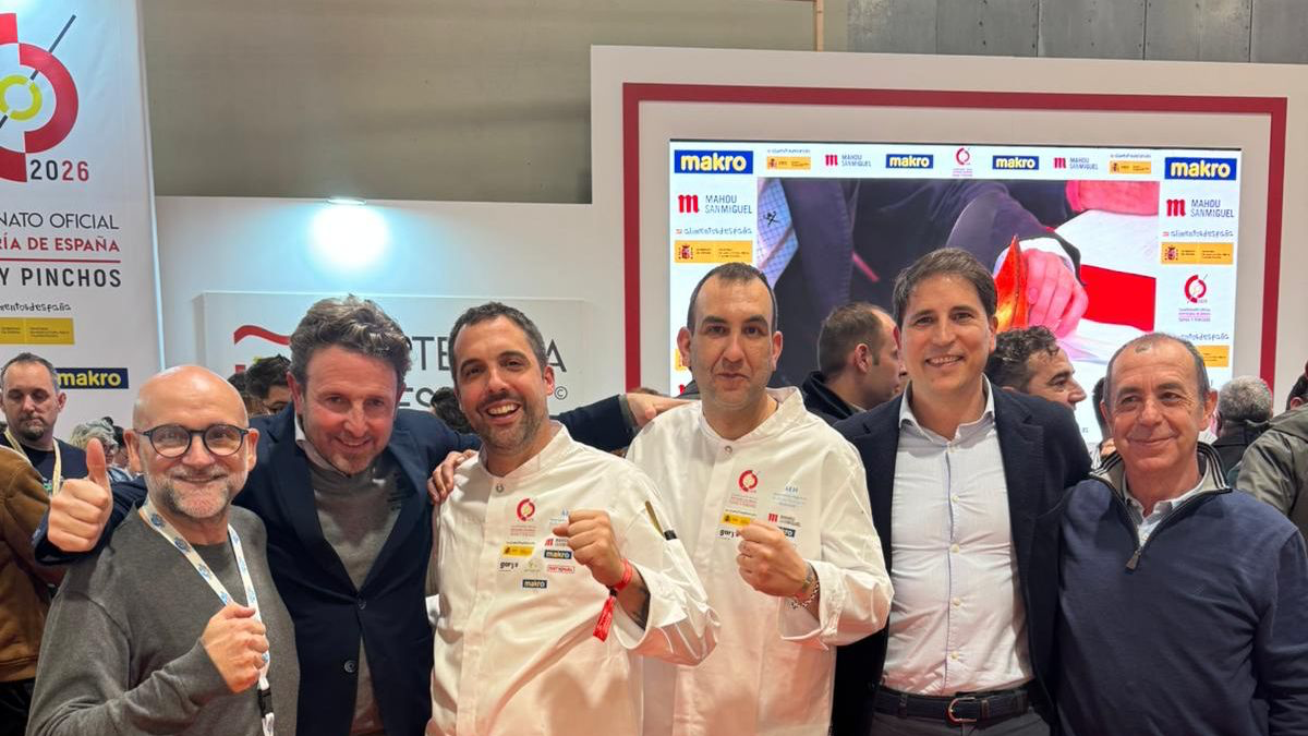 El president de l’AEHT, Francesc Pintado, amb els xefs Mikel Astorga i Joan Tomàs.