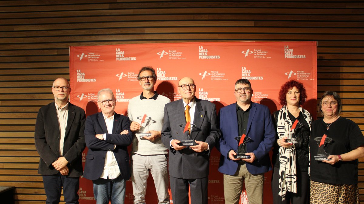 El degà del Col·legi Joan M. Morros i el president ebrenc Josep Baubí amb els cinc homenatjats.