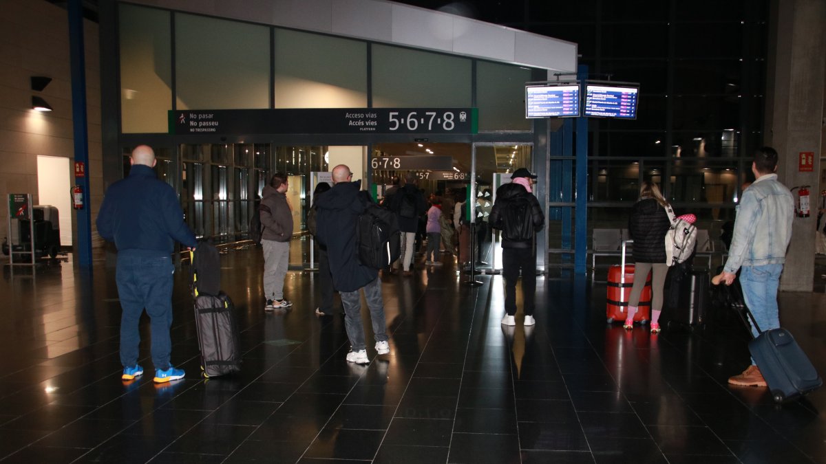 Diversos pasajeros accediendo a la zona de alta velocidad en la estación del Camp de Tarragona