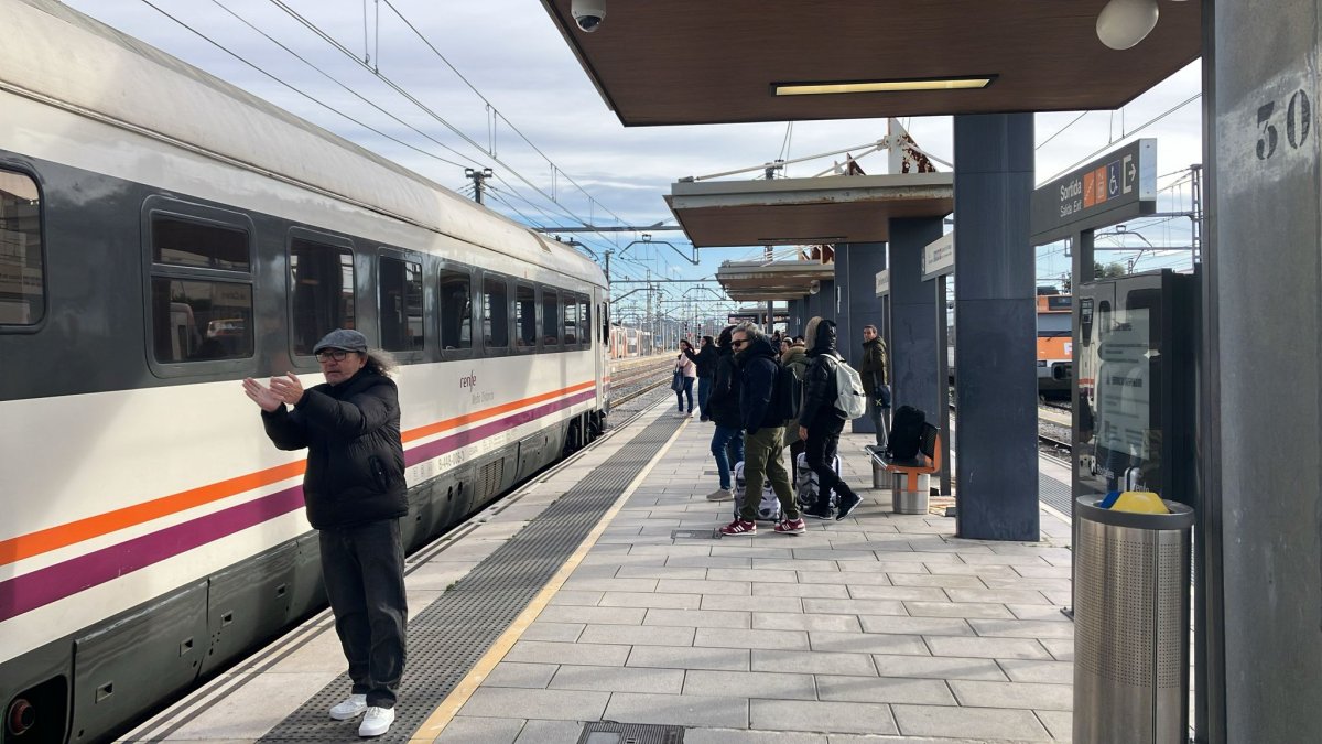 Aplausos cuando un tren llega a Sant Vicenç de Calders