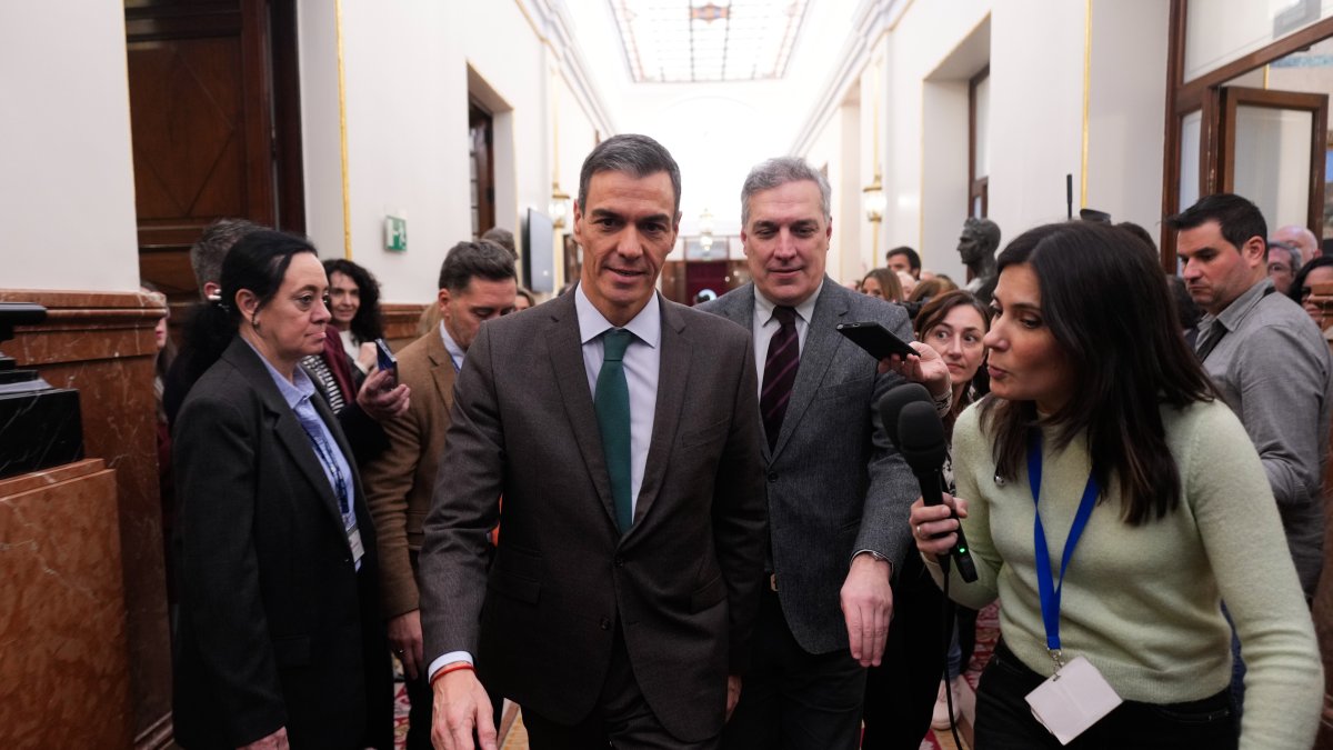 El presidente del Gobierno, Pedro Sánchez, en el exterior del pleno extraordinario del Congreso de los Diputados este martes, en Madrid.