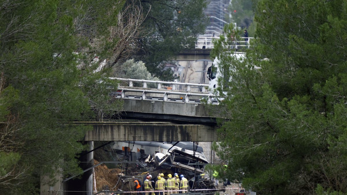 Varios bomberos trabajan en la zona cero del accidente de tren de Gelida de la pasada semana.