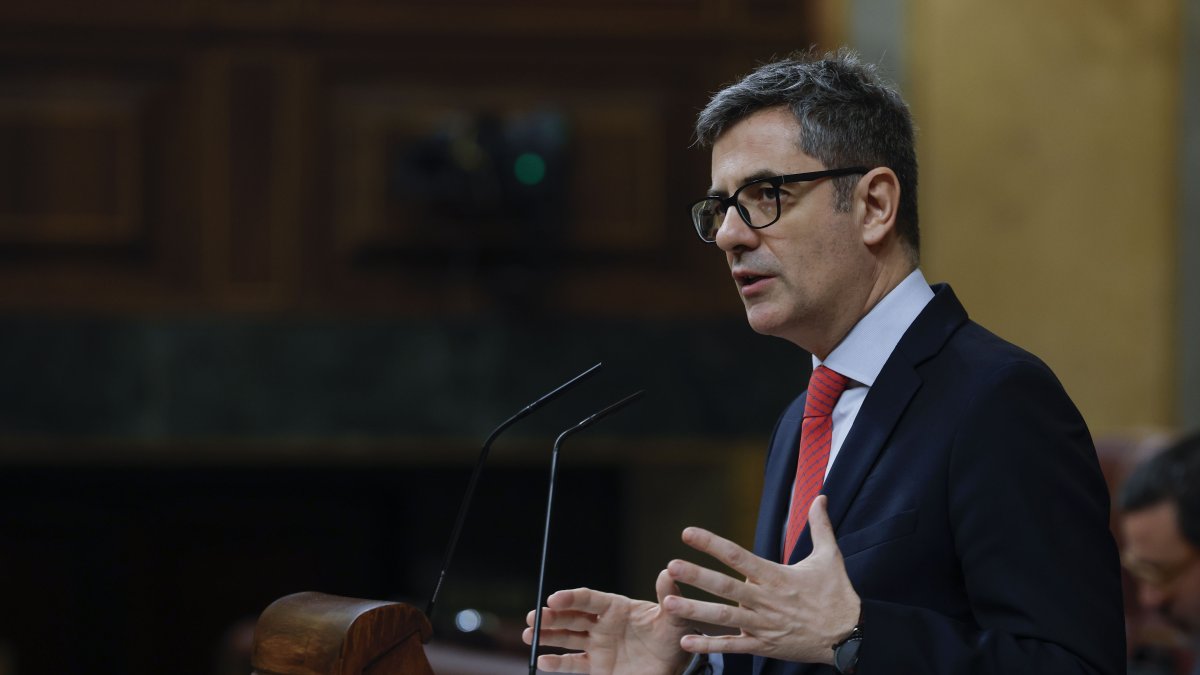 El ministro de Presidencia, Justicia y Relaciones con las Cortes, Félix Bolaños, defiende este martes en el Congreso el decreto ley que prorroga las ayudas al transporte.