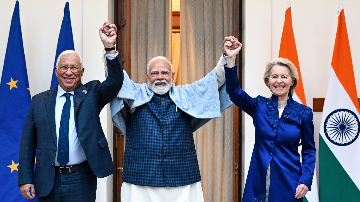 El presidente del Consejo Europeo, António Costa, el primer ministro de la India, Narendra Modi, y la presidenta de la Comisión Europea, Ursula von der Leyen.