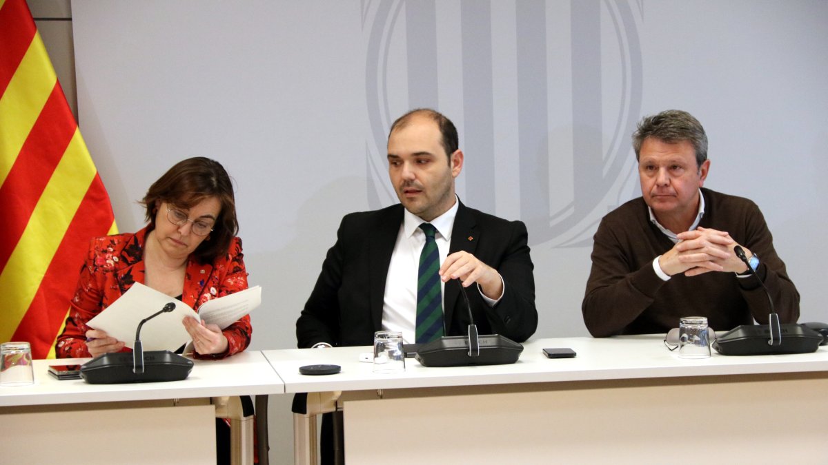 La consellera de Territori, Sílvia Paneque, el conseller de la Presidència, Albert Dalmau, y el secretario de Estado Transportes, José Antonio Santano, en una reunión.