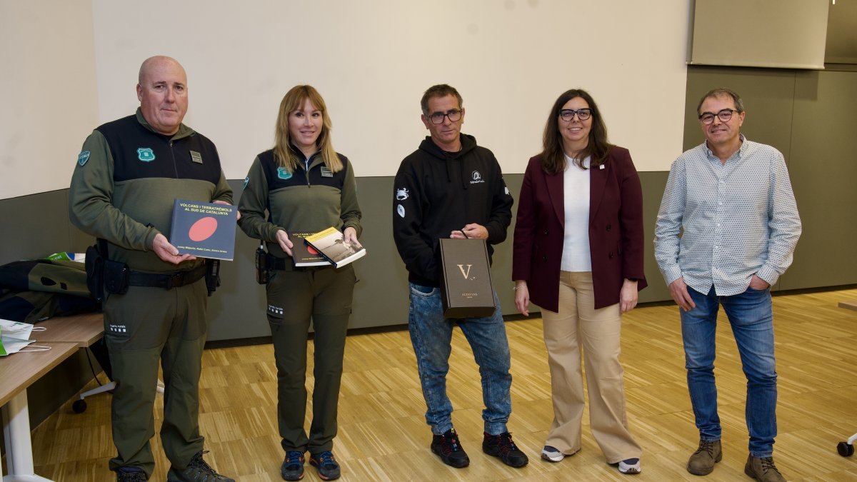 L'IDECE ha entregat un obsequi al pescador i als Agents Rurals com a mostra d'agraïment