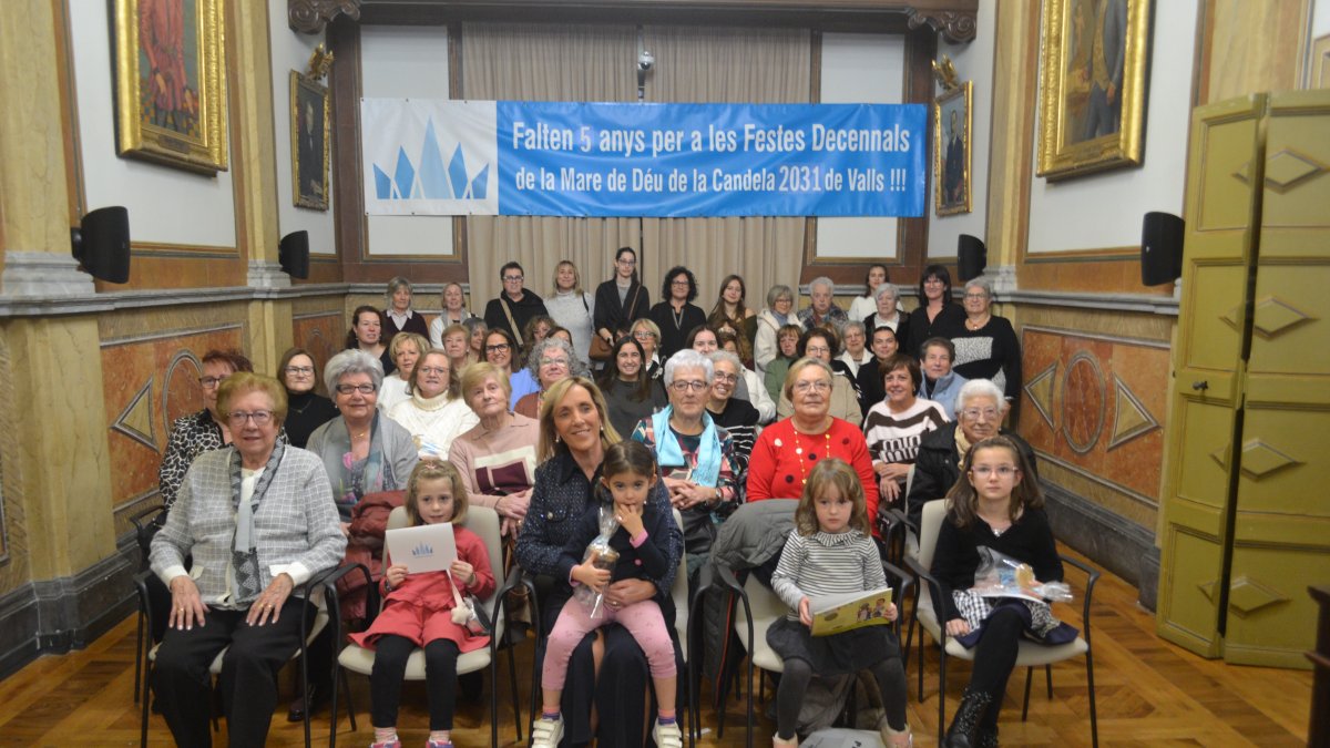 Fotografia de grup de totes les Candeles presents a la trobada que s'ha fet aquest dimecres, 28 de gener, al Saló de Plens de l'Ajuntament de Valls.