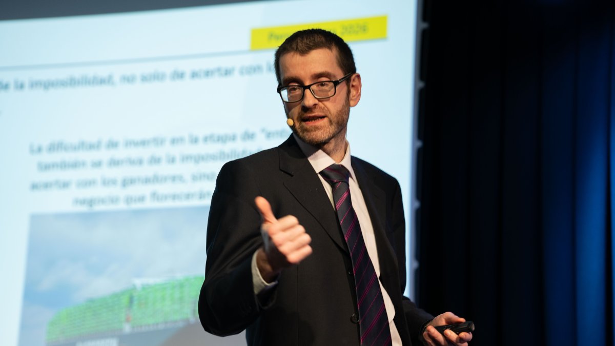 Fernando Rodríguez, miembro de CaixaBank Wealth Management, durante su ponencia en el CaixaForum de Tarragona.