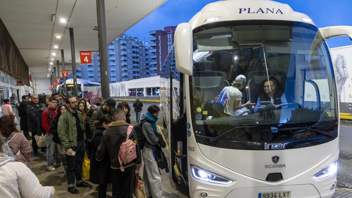 Usuarios esperan para subir al autobús en la estación de Tarragona