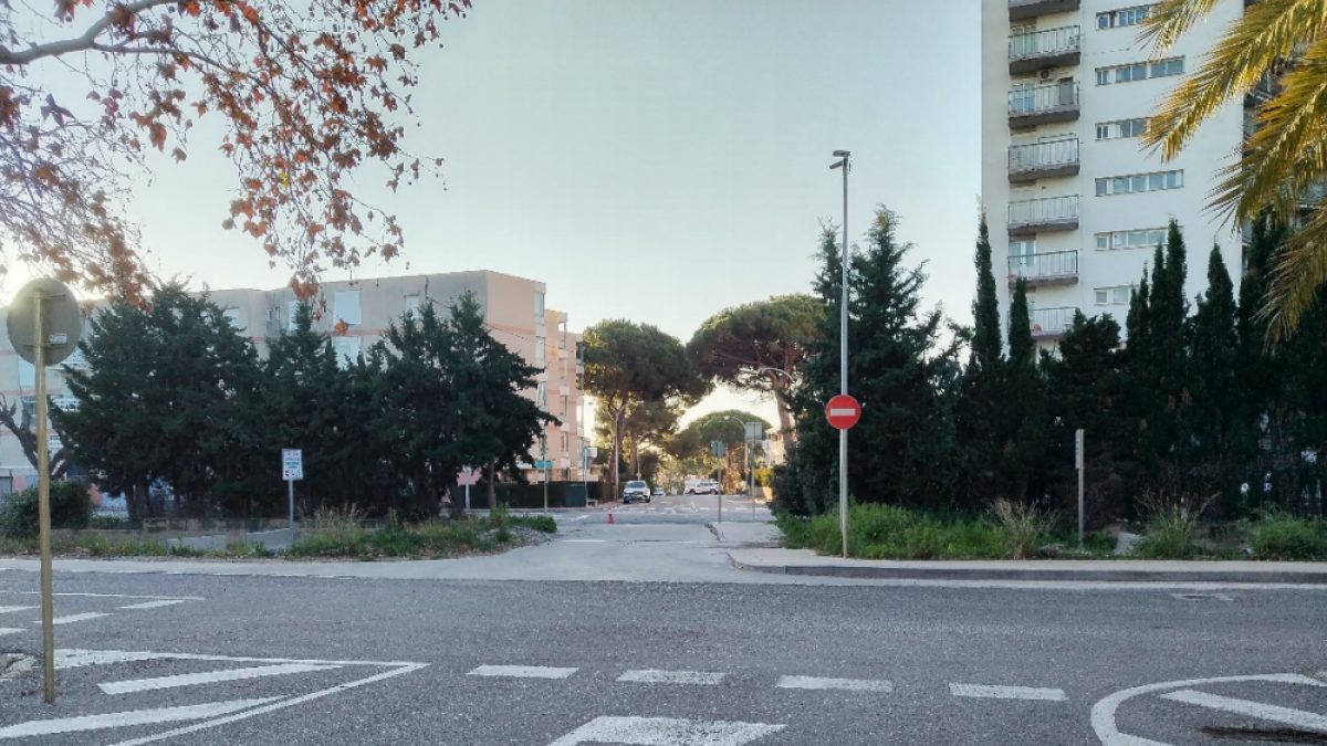 El paso provisional abierto para cruzar las vías del tren, en una imagen recogida en el proyecto.