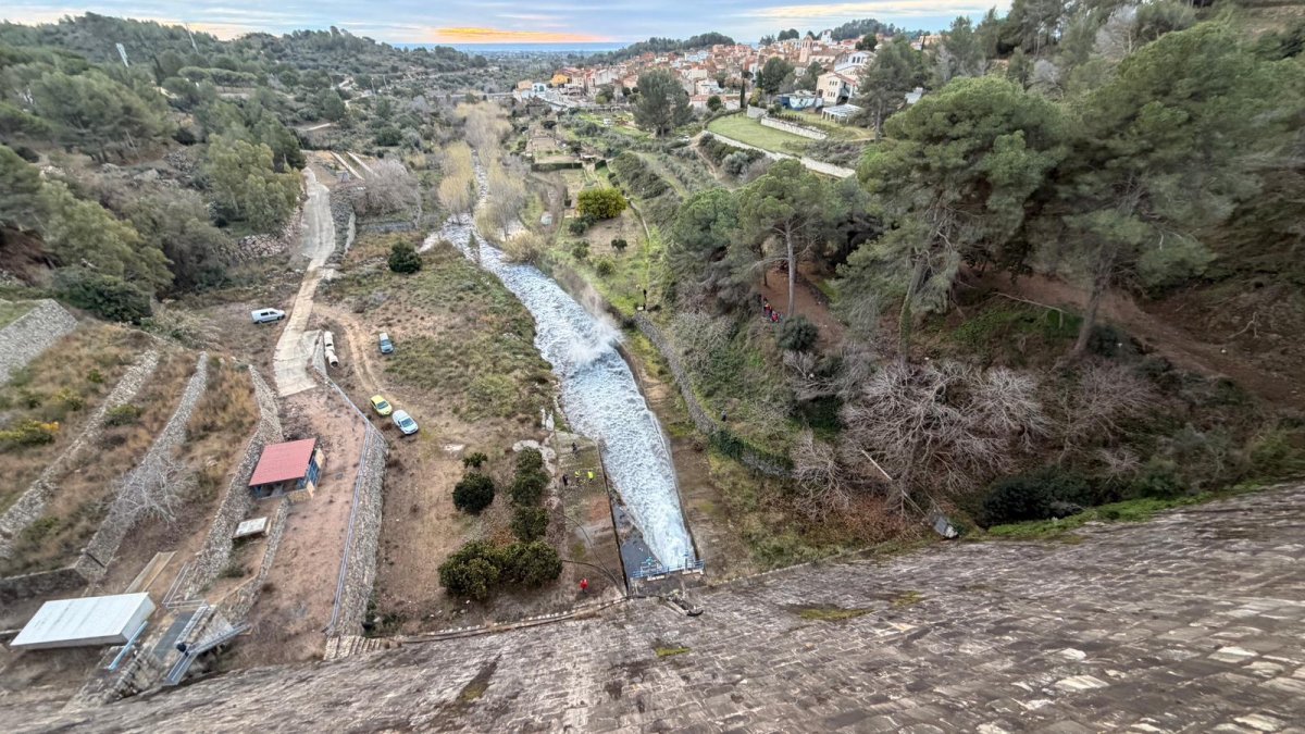 La tubería de la presa del pantano de Riudecanyes se ha vuelto a abrir, dejando salir el agua a la riera, que la lleva hasta el mar.