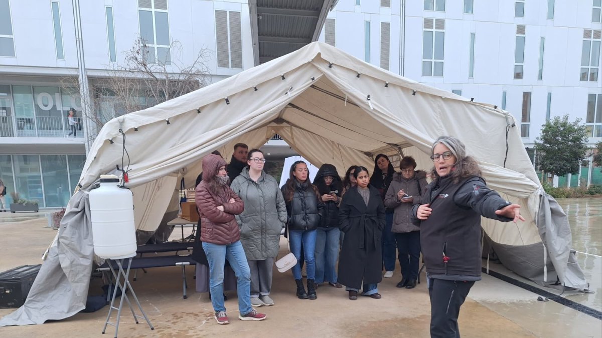 Una carpa se instaló, en tiempo récord, en la plaza del Campus Catalunya.