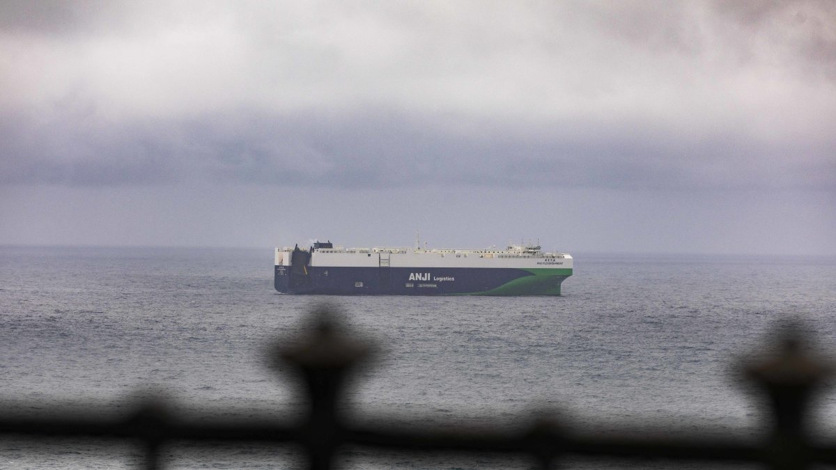 El barco Anji Flourishment, frente al Balcó del Mediterrani, antes de entrar al puerto. Es un buque recién construido en China con capacidad para 9.500 vehículos.